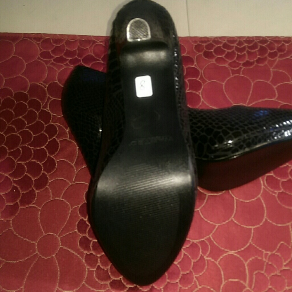 Shoes - Picture 4 of 6